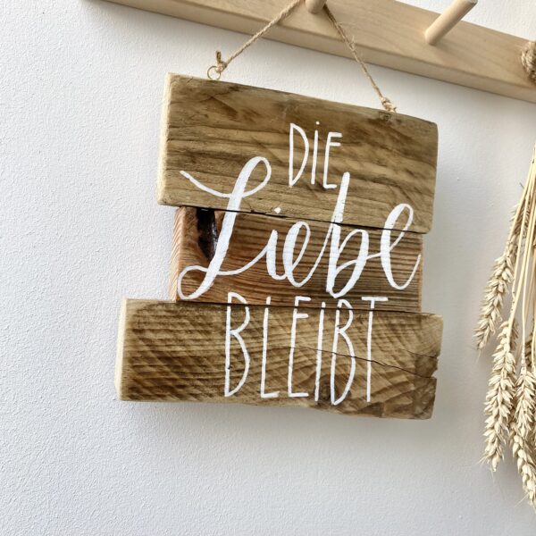 Holzschild „die Liebe bleibt“ – Bild 2