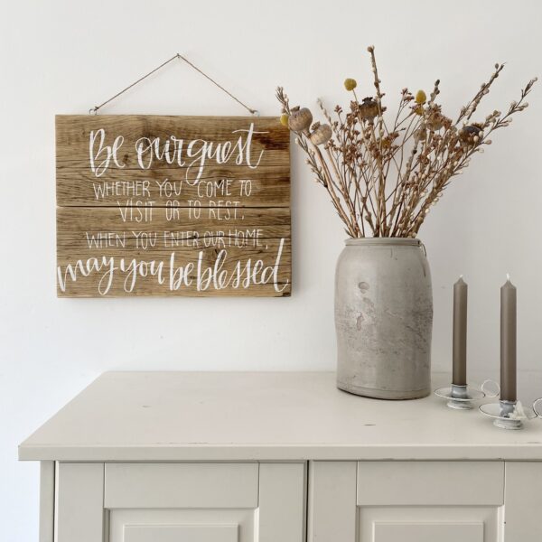 Holzschild „Be our guest…“ | BIG – Bild 2