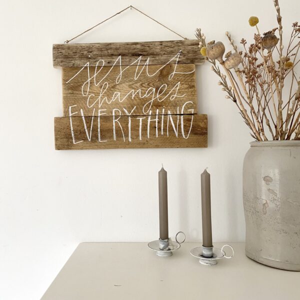 Holzschild „jesus changes everything“ – Bild 2