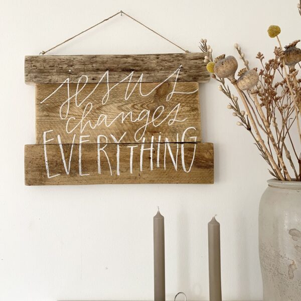 Holzschild „jesus changes everything“